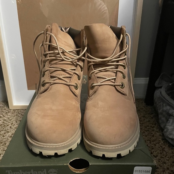 Timberlands in kids size 5 - Picture 1 of 3